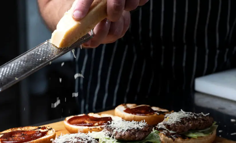 Hambúrguer Caseiro Fácil com Carne Moída e Queijo!