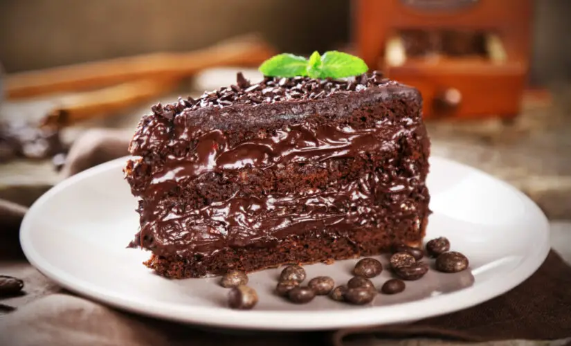 Como Fazer Bolo de Chocolate com Água Quente Perfeito!