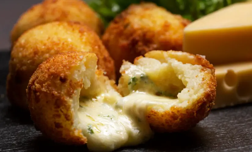 Bolinha de Queijo Super Cremosa por Dentro e Sequinha por Fora!