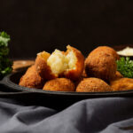 bolinho de mandioca, receita fácil, petisco brasileiro, mandioca!