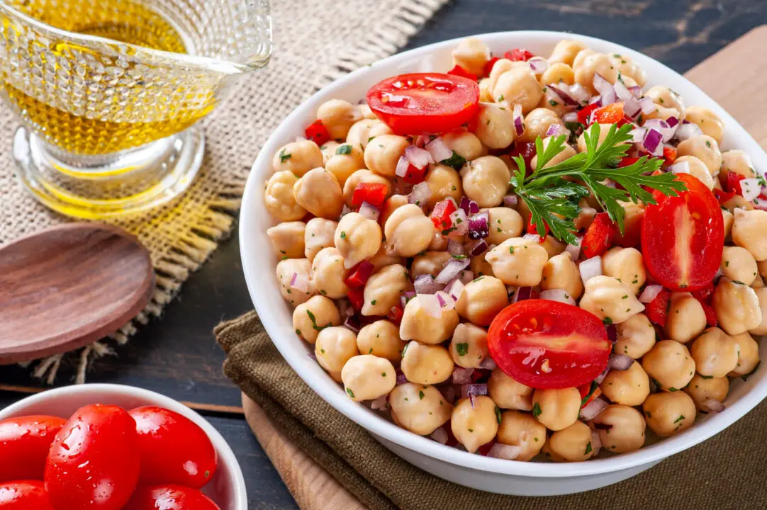 A Melhor Salada de Grão de Bico com Legumes e Azeite