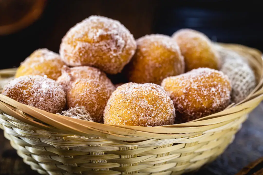 O Melhor Bolinho de Chuva do Mundo com Açúcar e Canela!