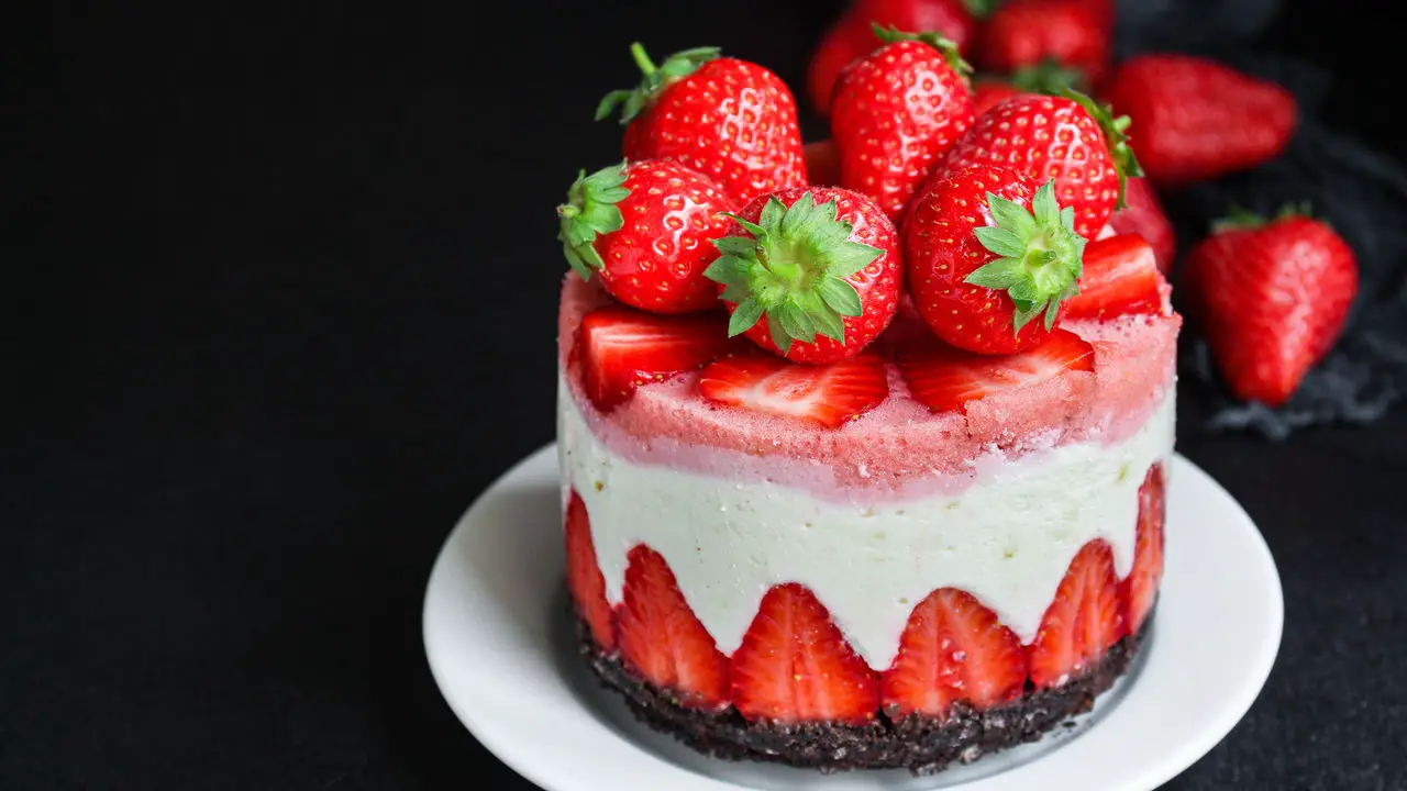 Como Fazer um Bolo de Morango com Recheio Cremoso
