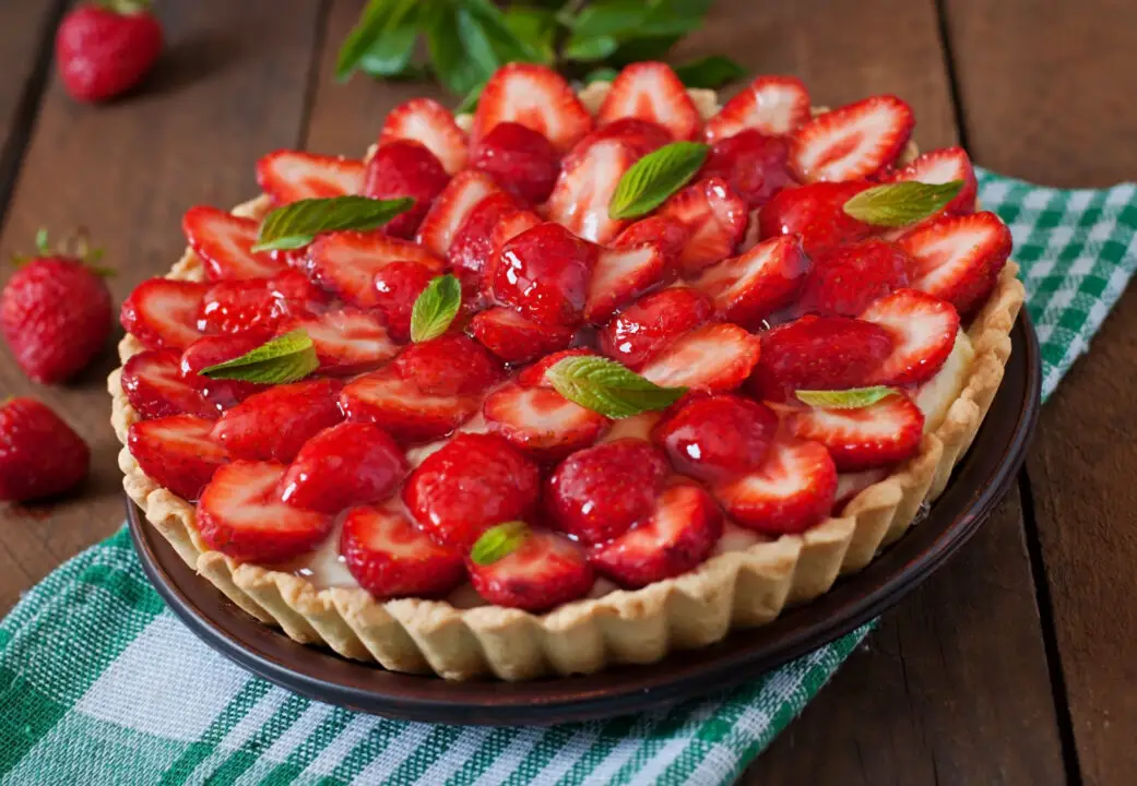 Receita de Torta de Morango com Base Crocante!