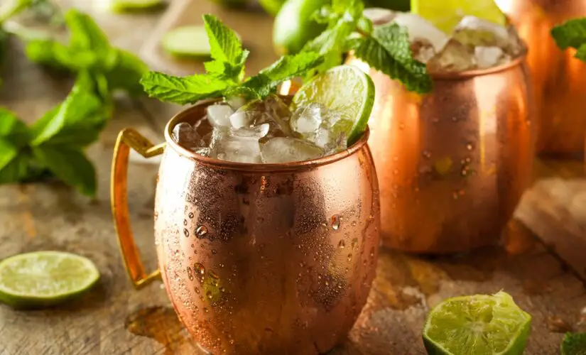 Refrescância Ártica: Moscow Mules Gelados com Cerveja de Gengibre e Vodca
