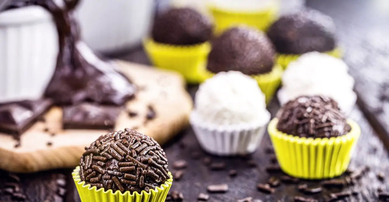Sobremesa Cremosa de Chocolate em 8 Minutos no Micro-ondas!