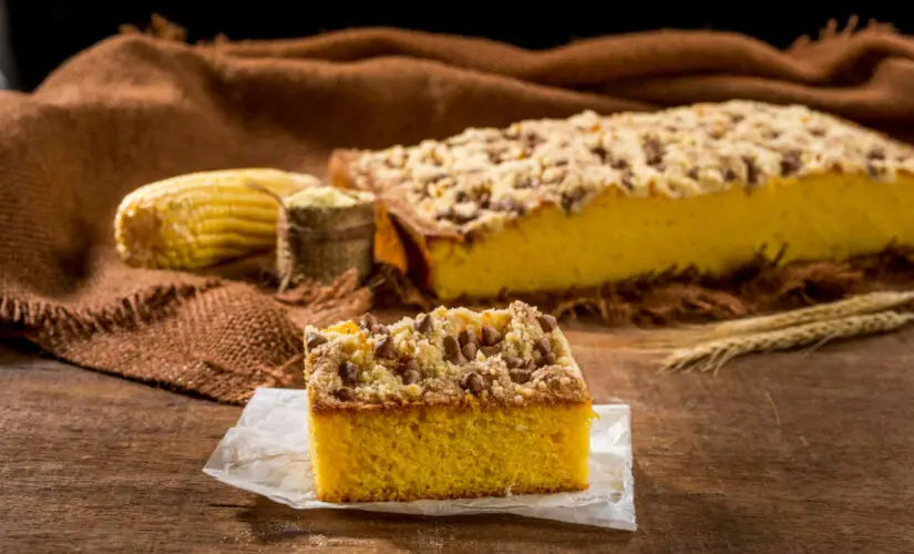 Cuca tradicional fofinha e perfeita com farofa crocante