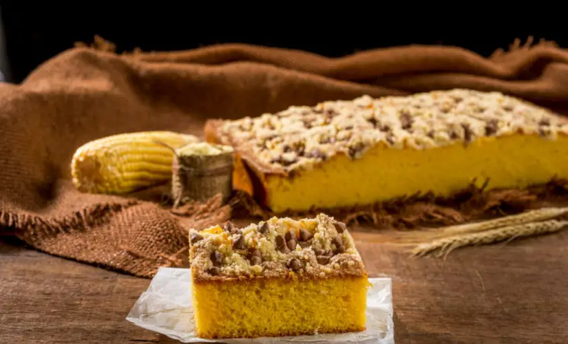 Cuca tradicional fofinha e perfeita com farofa crocante