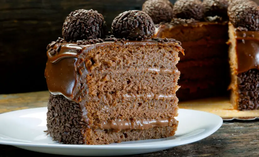 Bolo Gelado de Chocolate cremoso fácil e perfeito para servir gelado