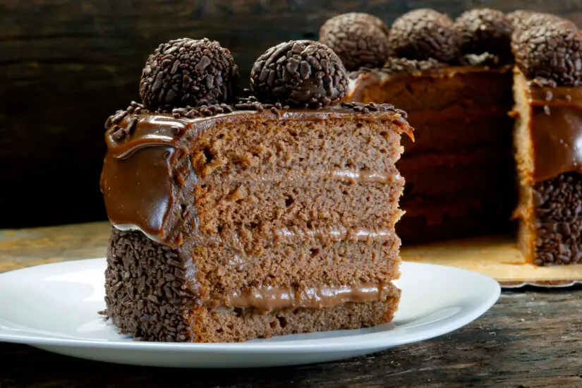 Bolo Gelado de Chocolate cremoso fácil e perfeito para servir gelado