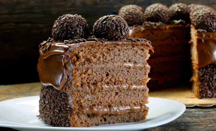 Bolo Gelado de Chocolate cremoso fácil e perfeito para servir gelado