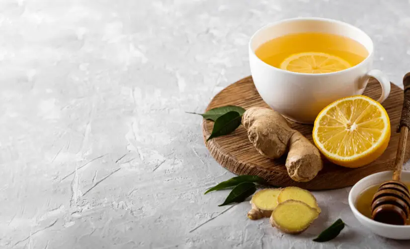 Chá com mel e limão que acolhe, esquenta e cura como receita de vó