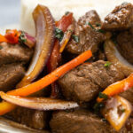 Isca de Carne acebolada macia saborosa e perfeita para petiscos ou refeições