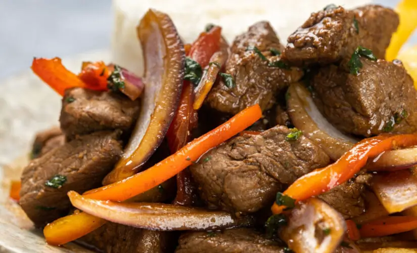 Isca de Carne acebolada macia saborosa e perfeita para petiscos ou refeições