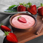 Mousse de Morango com Tang rápido cremoso e perfeito para sobremesas fáceis