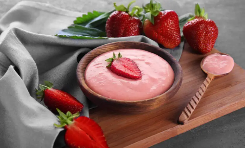 Mousse de Morango com Tang rápido cremoso e perfeito para sobremesas fáceis