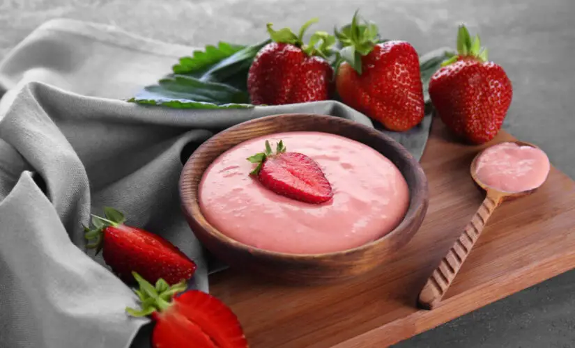 Mousse de Morango com Tang rápido cremoso e perfeito para sobremesas fáceis