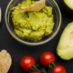 Guacamole tradicional refrescante e perfeito para petiscos e entradas