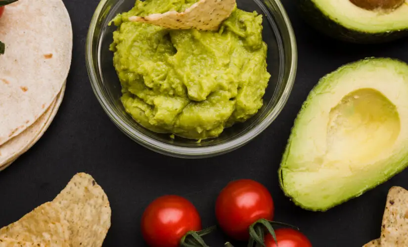 Guacamole tradicional refrescante e perfeito para petiscos e entradas