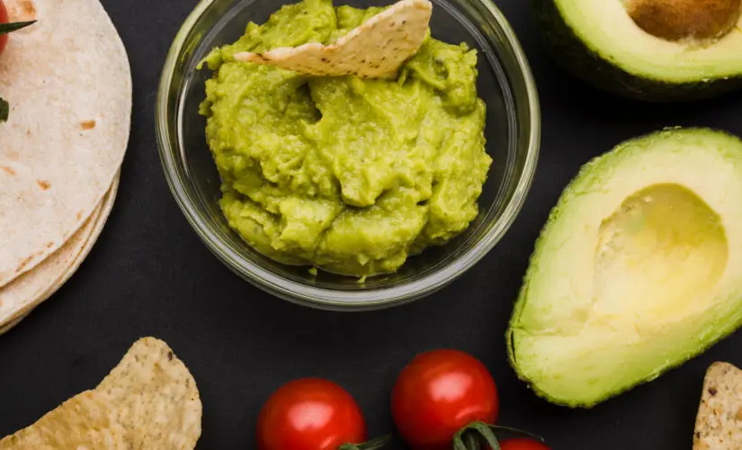 Guacamole tradicional refrescante e perfeito para petiscos e entradas