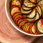 Ratatouille colorido leve e perfeito como acompanhamento saudável