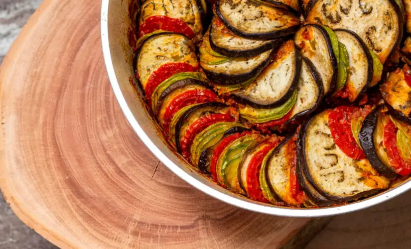 Ratatouille colorido leve e perfeito como acompanhamento saudável