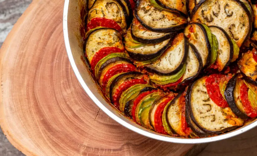 Ratatouille colorido leve e perfeito como acompanhamento saudável