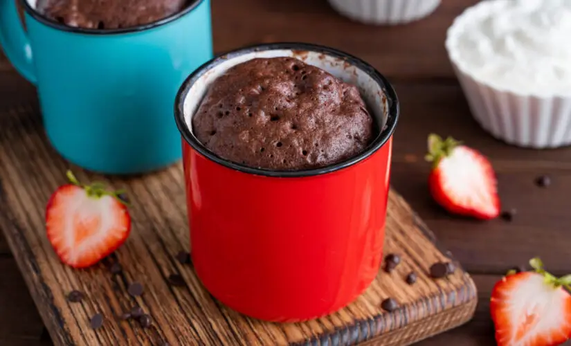 Bolo de caneca micro ondas sem ovo que salva a vontade de doce na hora