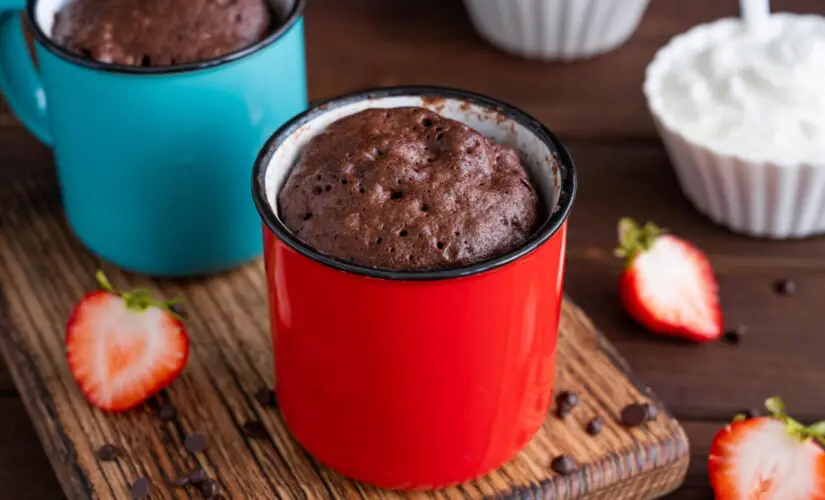 Bolo de caneca micro ondas sem ovo que salva a vontade de doce na hora