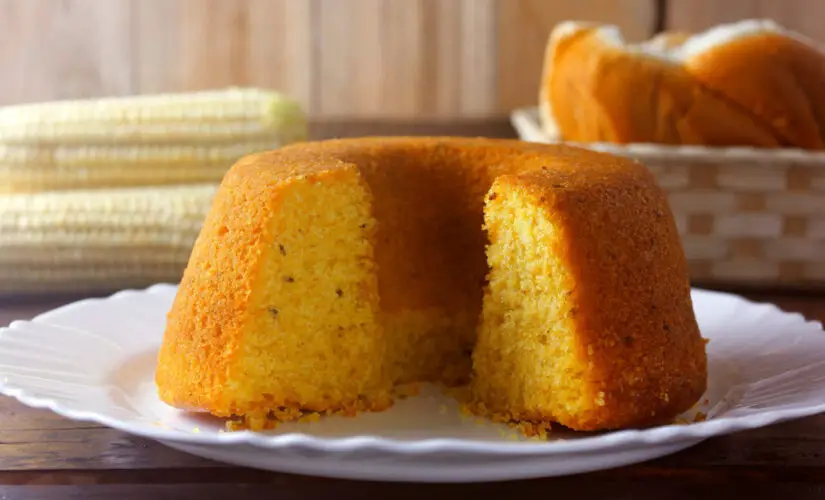 Bolo de flocos de milho com trigo que lembra festa de São João e casa de roça