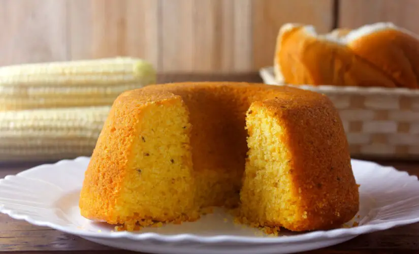 Bolo de flocos de milho com trigo que lembra festa de São João e casa de roça