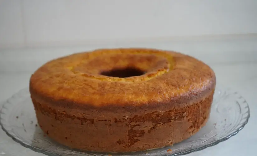 Bolo simples tamanho família com gosto de aconchego e fartura