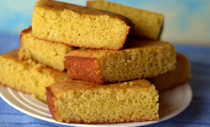 Bolo de aipim cozido que lembra café na varanda e sabor de roça