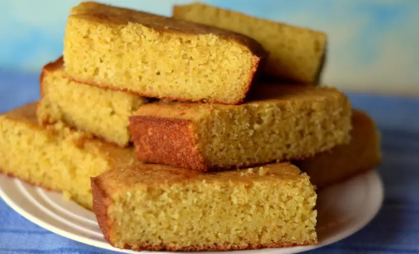 Bolo de aipim cozido que lembra café na varanda e sabor de roça