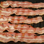 Bacon assado crocante e sequinho com muito sabor e menos sujeira