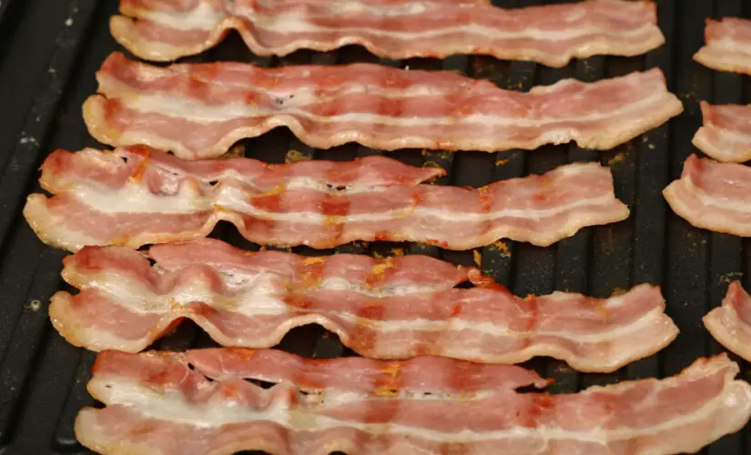 Bacon assado crocante e sequinho com muito sabor e menos sujeira