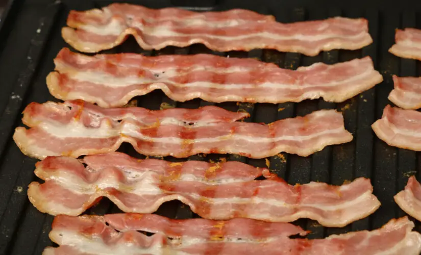 Bacon assado crocante e sequinho com muito sabor e menos sujeira