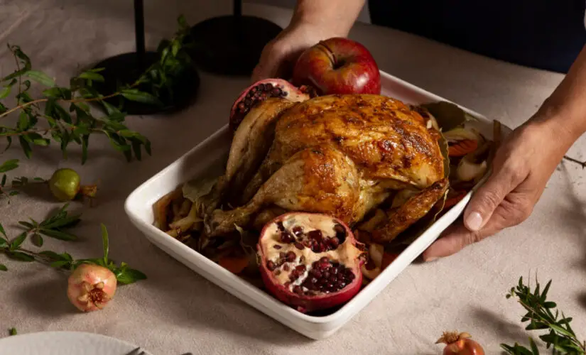 Como fazer um frango assado suculento com pele crocante e sabor irresistível