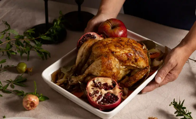Como fazer um frango assado suculento com pele crocante e sabor irresistível