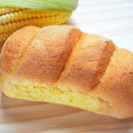 Pão de milho batido com textura macia e sabor caseiro