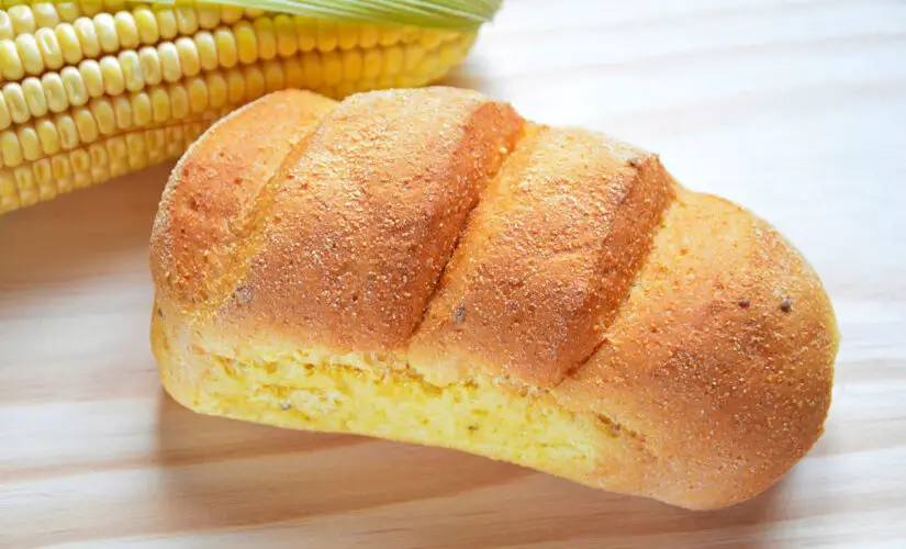 Pão de milho batido com textura macia e sabor caseiro