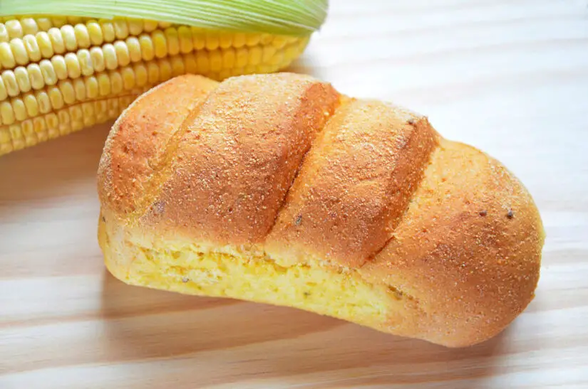 Pão de milho batido com textura macia e sabor caseiro