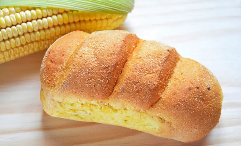 Pão de milho batido com textura macia e sabor caseiro