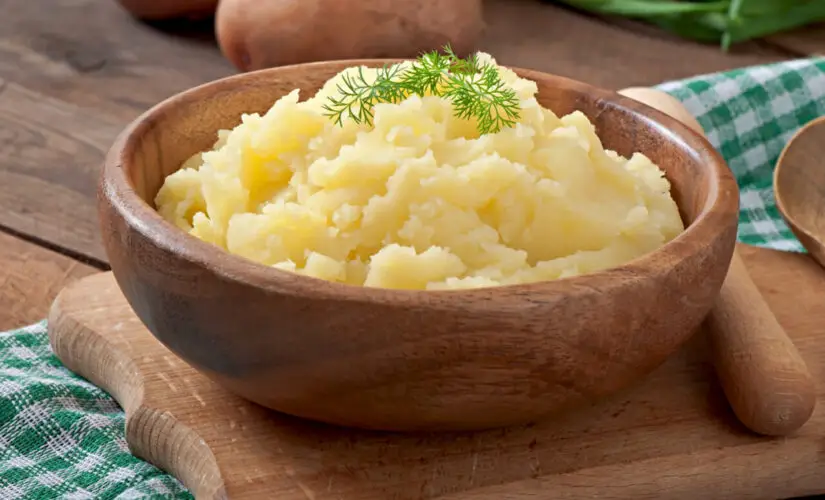 Purê de batata no micro-ondas cremoso, rápido e sem complicação