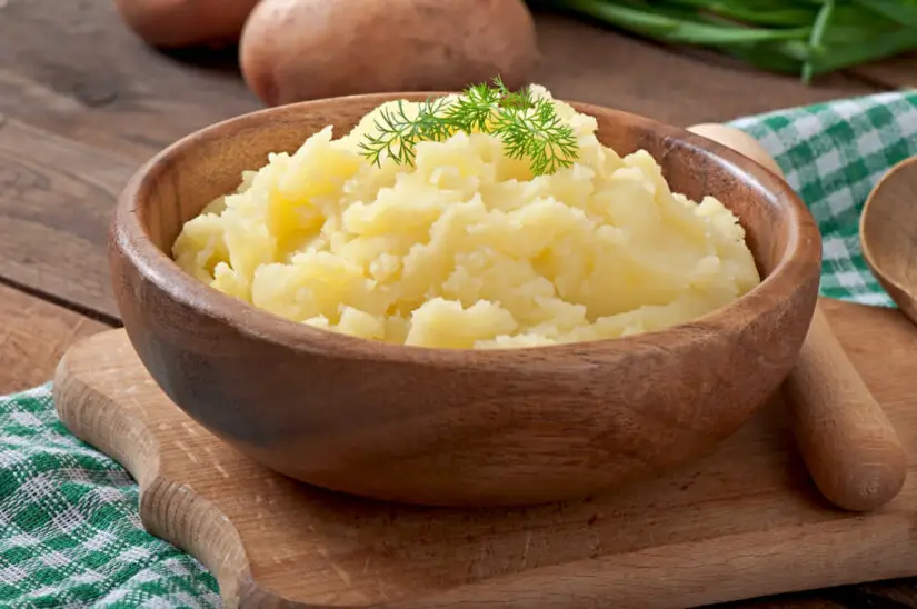 Purê de batata no micro-ondas cremoso, rápido e sem complicação