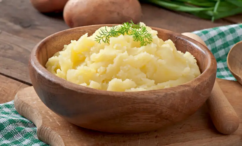 Purê de batata no micro-ondas cremoso, rápido e sem complicação