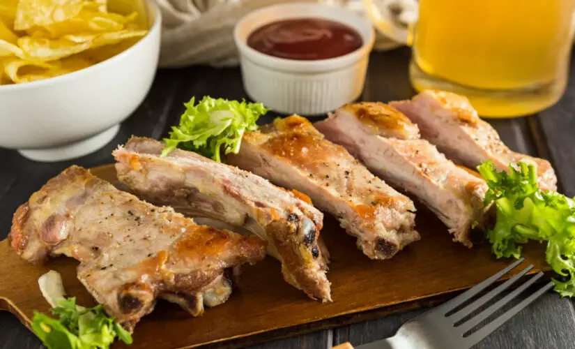 Costela de porco ao forno com batatas macia, dourada e cheia de sabor