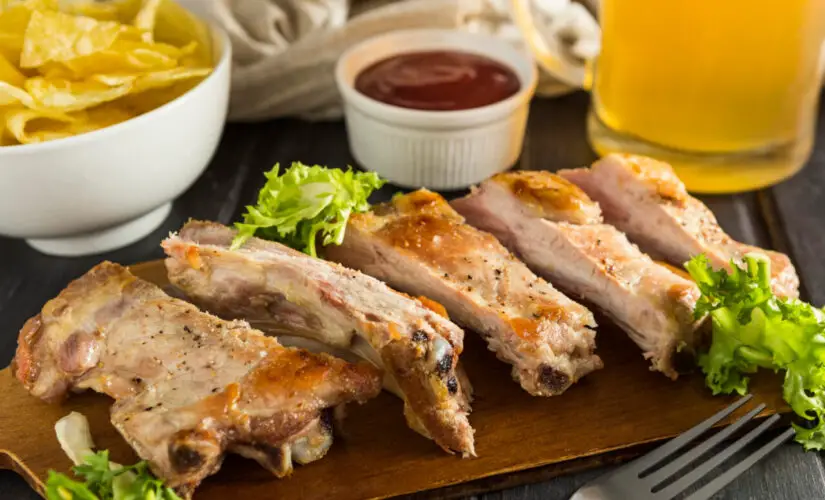 Costela de porco ao forno com batatas macia, dourada e cheia de sabor