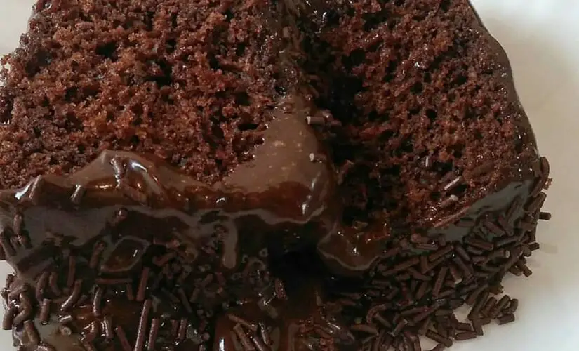 Bolo de Chocolate com Brigadeiro de Panela não precisa falar mais nada