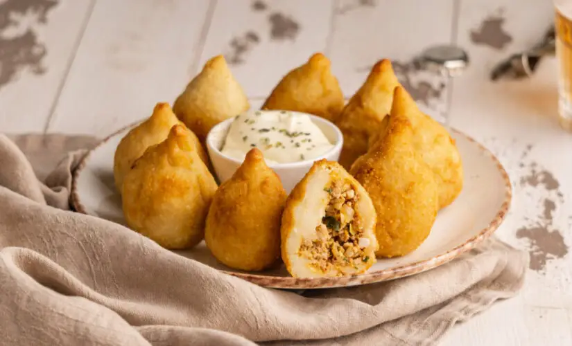 Coxinha de batata da vovó macia, dourada e cheia de sabor afetivo